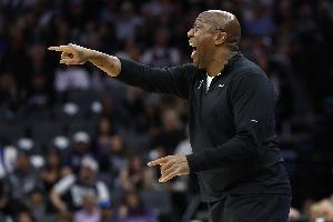 削弱布伦森父亲角色！美记：迈克-布朗寻找首席助教的进展不顺利